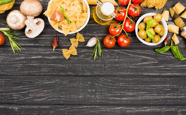 Pasta con ingredientes vegetales con espacio de copia