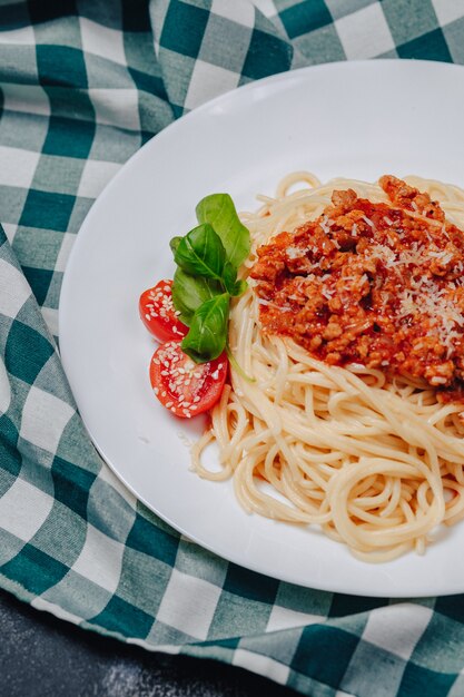 Pasta italiana con carne en plato