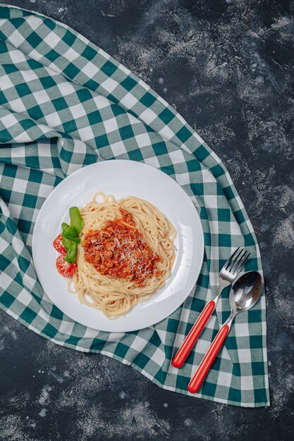 Pasta italiana con carne en plato