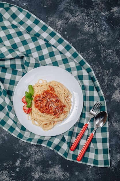 Pasta italiana con carne en plato