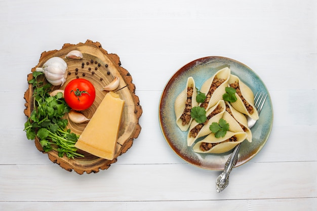 Foto gratuita pasta italiana conchiglioni rigati rellena de carne.