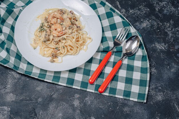 Pasta italiana con mariscos y langostinos, espagueti con salsa