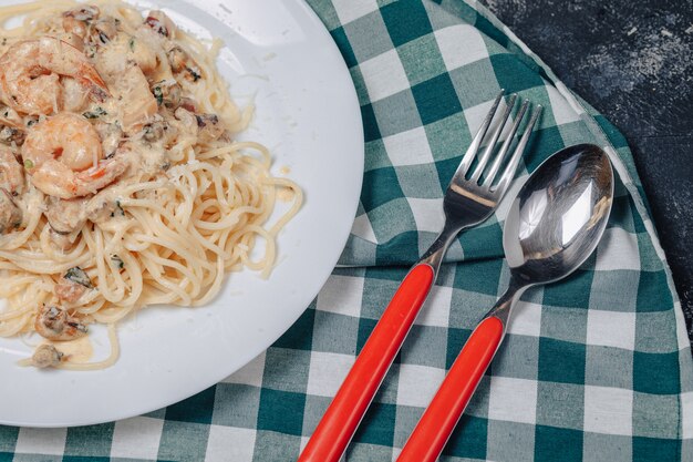 Pasta italiana con mariscos y langostinos