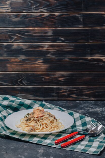 Pasta italiana con mariscos y langostinos