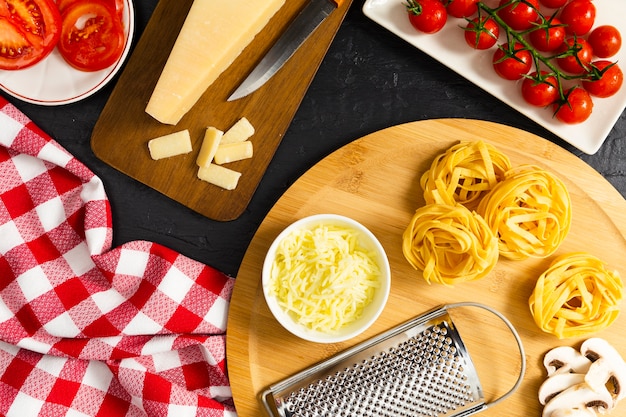 Pasta italiana con tomate y champiñones