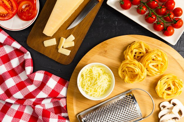 Pasta italiana con tomate y champiñones