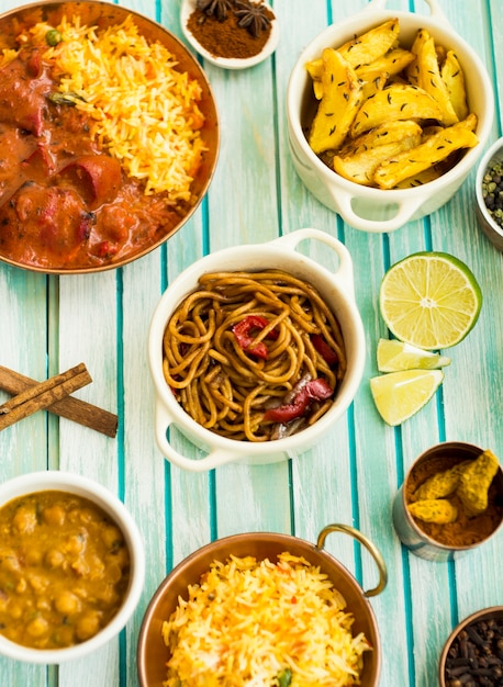 Foto gratuita pasta y lima en medio de especias y platos