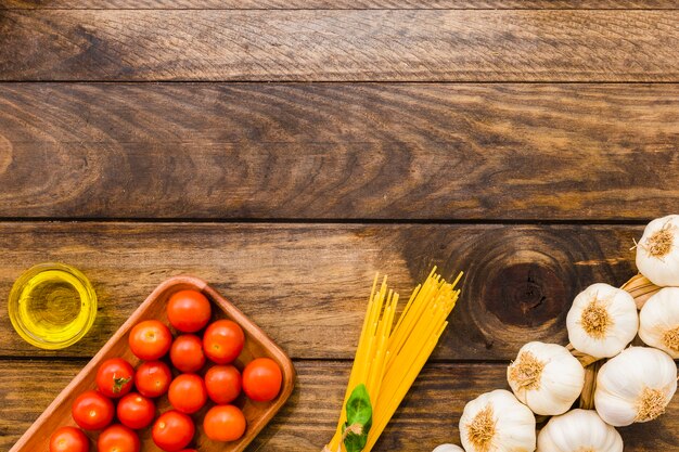 Pasta en medio de ingredientes de cocina