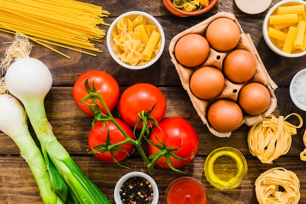 Foto gratuita pasta en medio de ingredientes de cocina