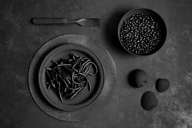 Foto gratuita pasta negra de camarones con almejas y semillas