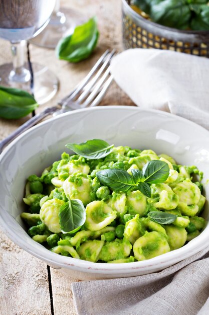 Pasta orecchiette con guisantes