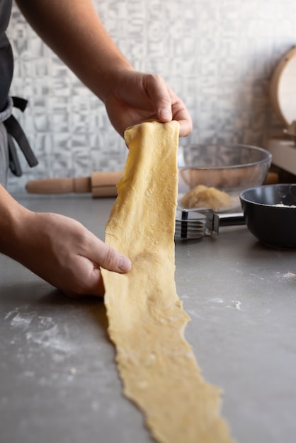 Foto gratuita pasta de pasta con forma larga