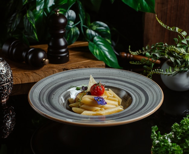 Foto gratuita pasta penne con parmesano y tomates cherry