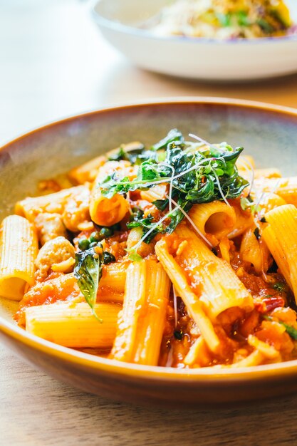 Pasta picante o espaguetis con salchicha