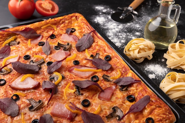 Foto gratuita pasta y pizza deliciosa de alto ángulo