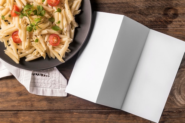 Foto gratuita pasta plana con verduras