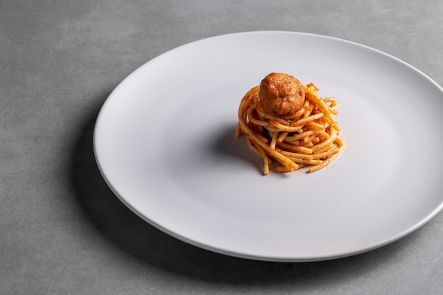 Pasta en plato de cerámica blanca