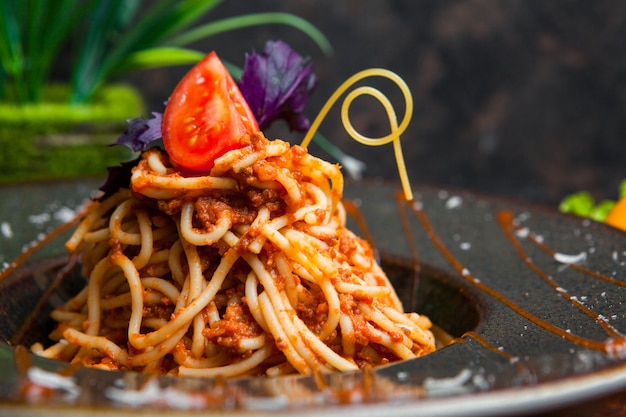 Pasta de primer plano con salsa de tomate en mesa de madera