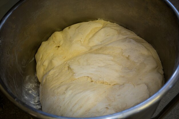 Pasta sin procesar en un tazón