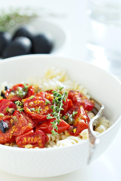 Foto gratuita pasta puttaneska al horno