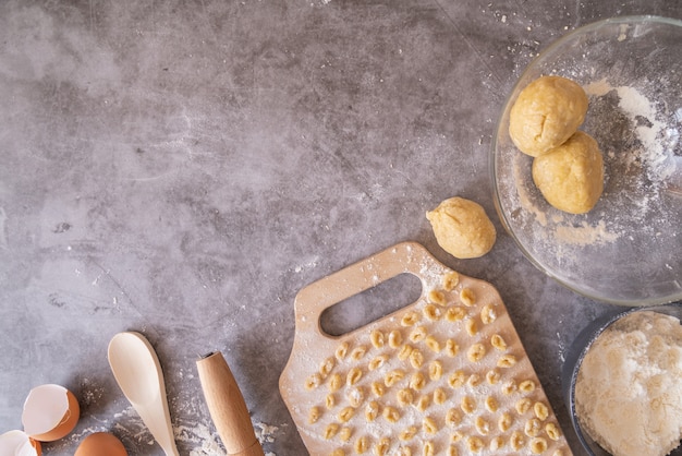 Pasta recién hecha con marco de masa