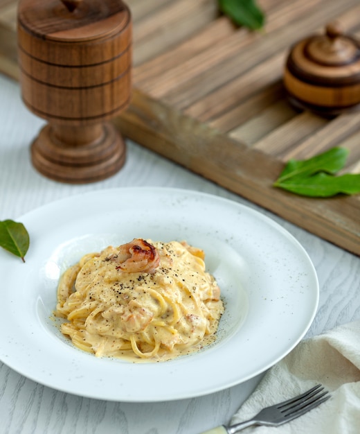 Pasta rellena de crema y cubierta con pimienta.