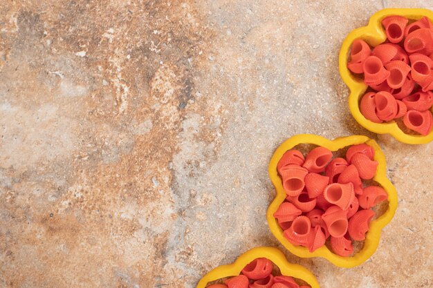 Pasta roja en rodajas de pimiento en espacio naranja.