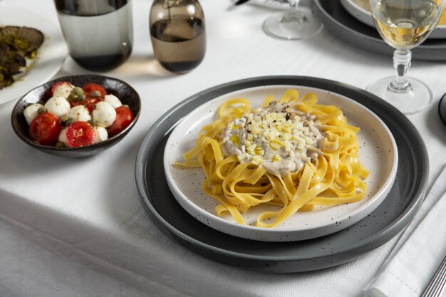 Pasta sabrosa de alto ángulo en un plato