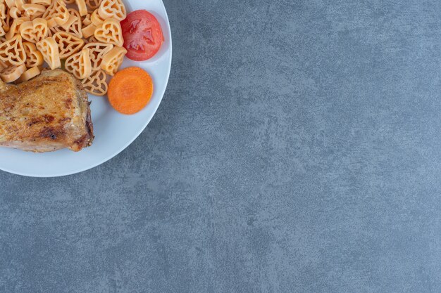 Pasta sabrosa con trozos de carne en un plato blanco.