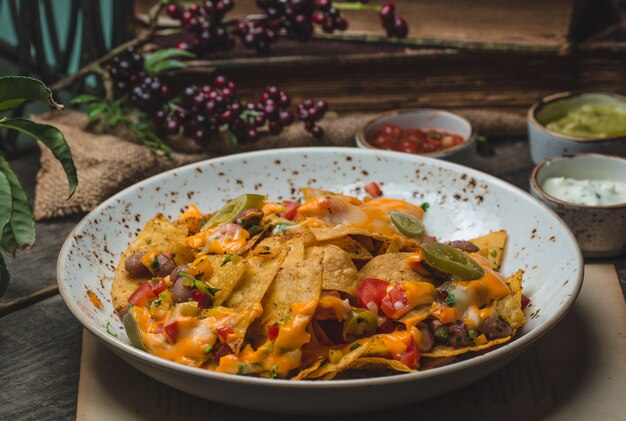 Pasta en salsa de queso cheddar con verduras.