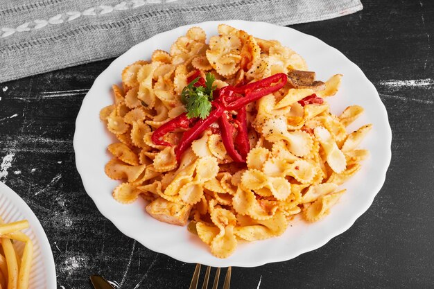 Pasta en salsa de tomate en un plato blanco.