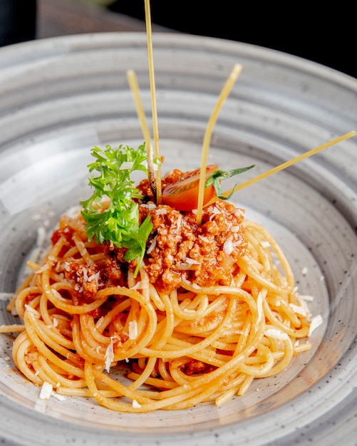 Foto gratuita pasta con salsa de tomate rallado y verduras