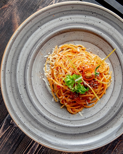 Pasta con salsa de tomate rallado y verduras