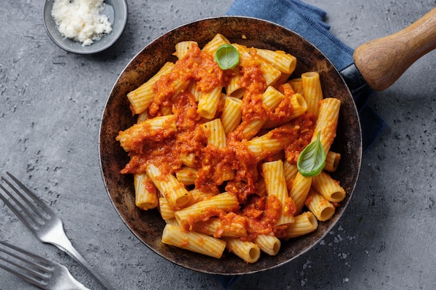 Pasta con salsa de tomate servida en pan