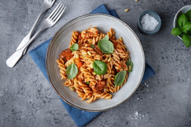 Pasta con salsa de tomate servida en tazón