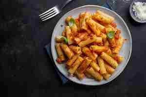 Foto gratuita pasta con salsa de tomate servida en tazón