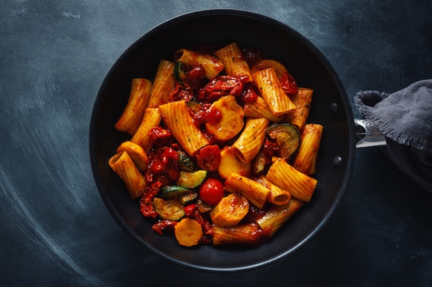 Pasta con salsa de tomate con verduras