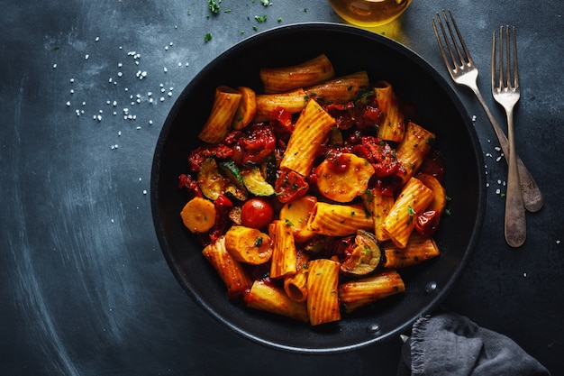 Pasta con salsa de tomate con verduras