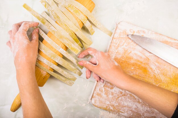 Pasta de secado de la mano de la mujer en el rodillo