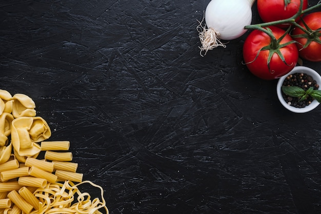 Pasta surtida cerca de verduras y especias