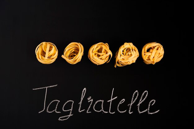 Pasta de tagliatelle sin procesar