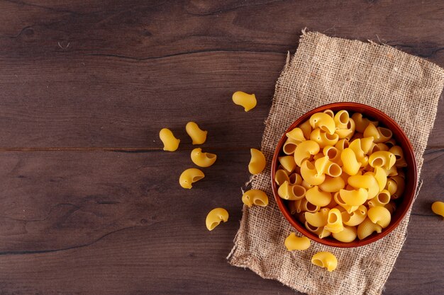 pasta en tazón de cerámica sobre tela de saco