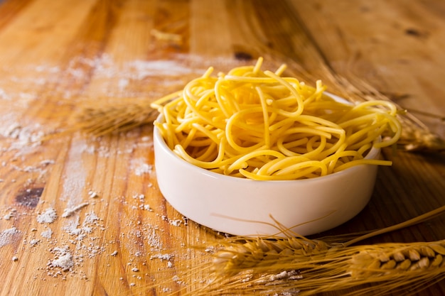 Pasta en un tazón con trigo