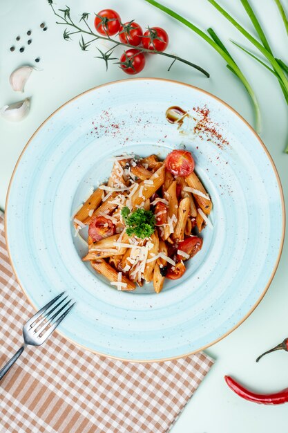 Pasta con tomate y hierbas.