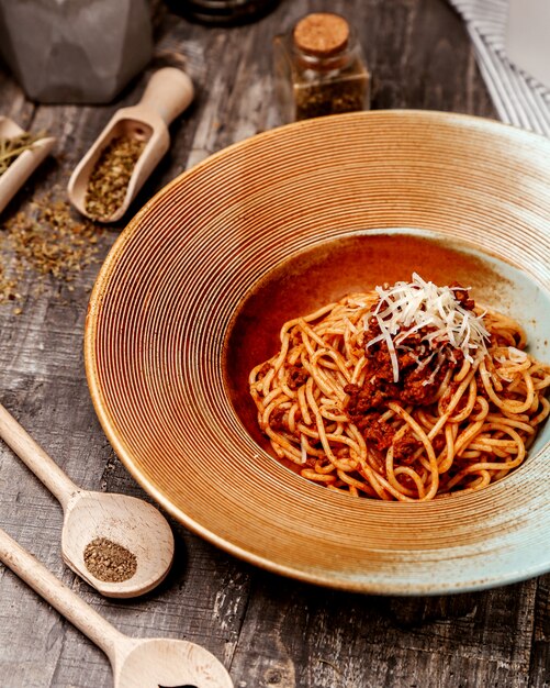 Pasta con tomate y queso encima