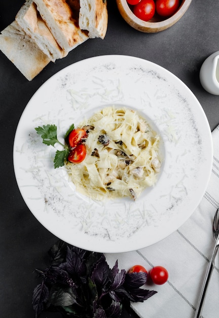 Pasta con tomate y queso rallado.