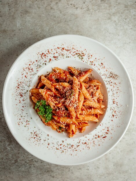 Pasta con tomate y queso.