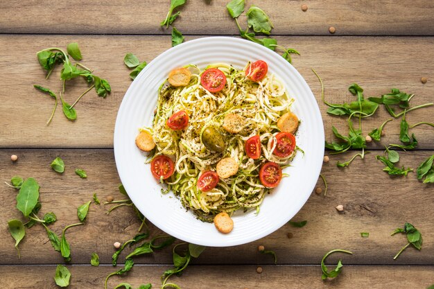 Pasta vegana en plato blanco