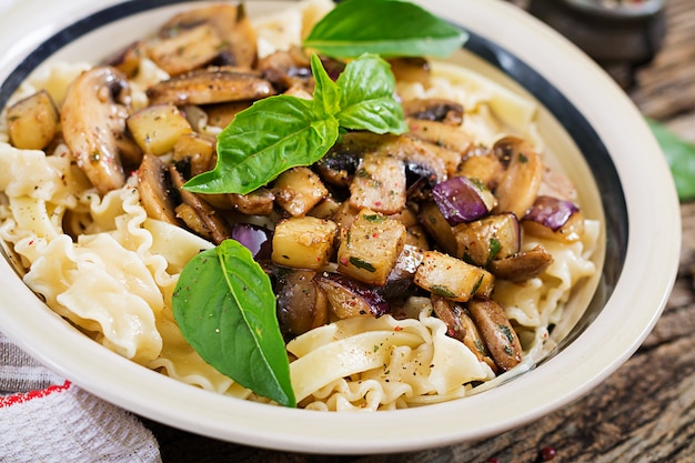 Pasta vegetariana con champiñones y berenjenas, berenjenas. Comida italiana. Comida vegana