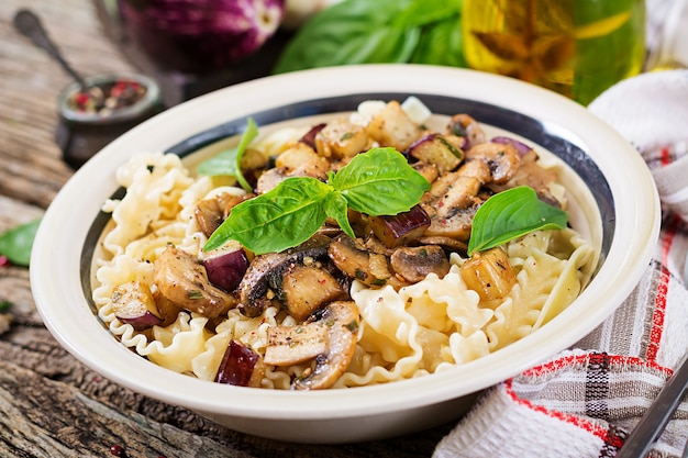 Pasta vegetariana con champiñones y berenjenas, berenjenas. Comida italiana. Comida vegana